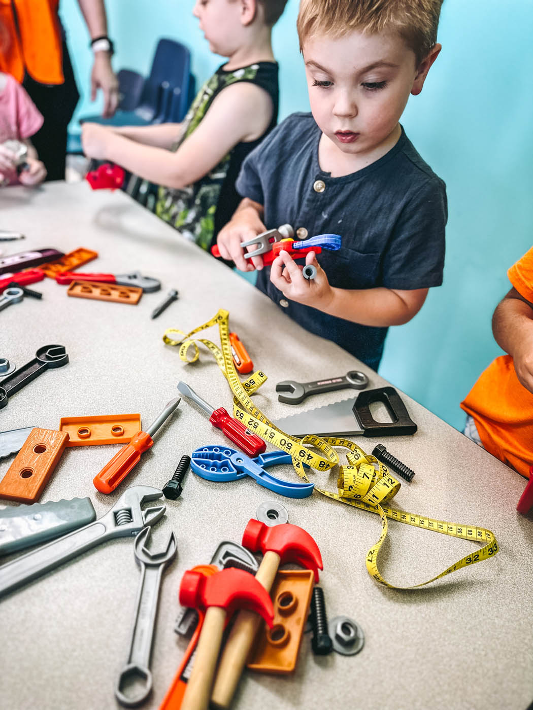 Romp n' Roll Pittsburgh kids enjoying an art painting camp, contact us today for more Pittsburgh childrens events for mixed ages.