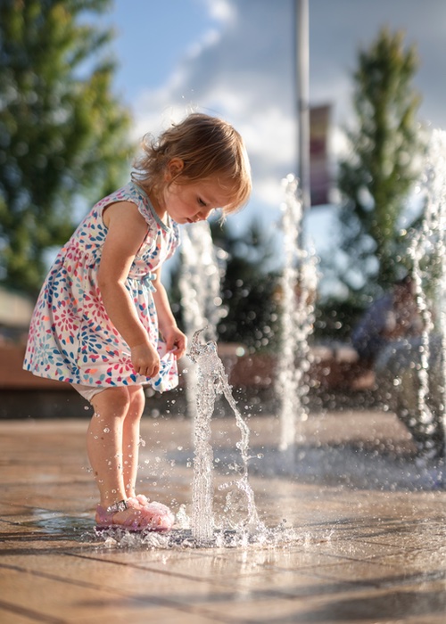 Splash pads in summer are a great way to keep your kids cool in summer - tips from Romp n' Roll, Katy, TX!