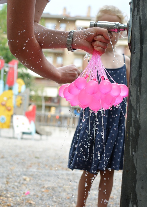 Splash pads in summer are a great way to keep your kids cool in summer - tips from Romp n' Roll Katy!